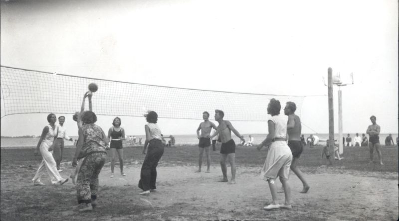 Foto. Võrkpallimäng Haapsalus Aafrika rannas. 1931/32. Linnavalitsuse album.