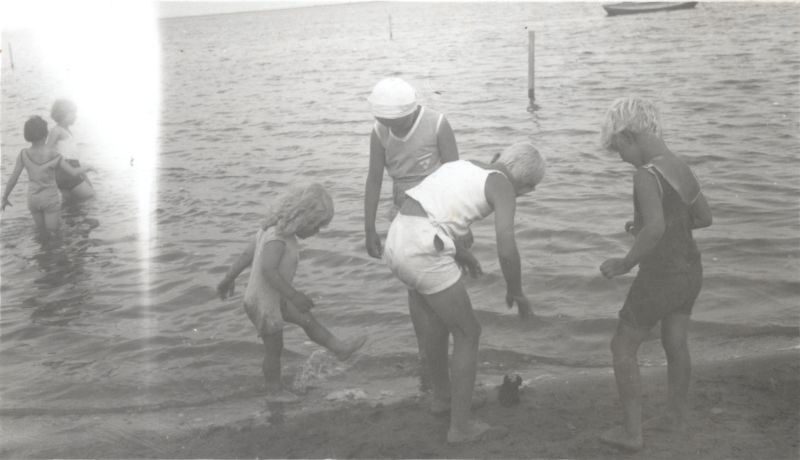 Foto. Lapsed Aafrika rannas meres mängimas. Linnavalitsuse album.
