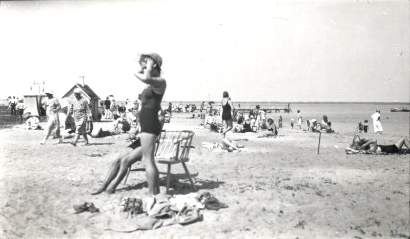 Foto. Suvitajad Aafrika rannas päevitamas. 1930nd. Linnavalitsuse album.