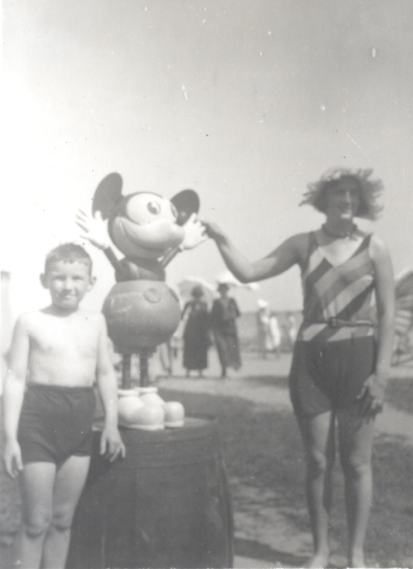 Foto. Suvitajad Aafrika rannas Miki-Hiire juures. 1930nd. Linnavalitsuse album.