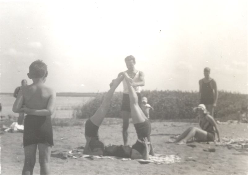 Foto. Suvelõbud Aafrika rannas - naised püramiidi moodustamas. 1930nd. Linnavalitsuse album.