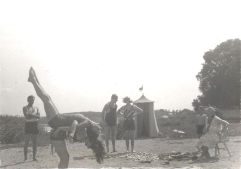 Foto. Suvelõbud Aafrika rannas - võimlevad naised. 1930nd. Linnavalitsuse album.