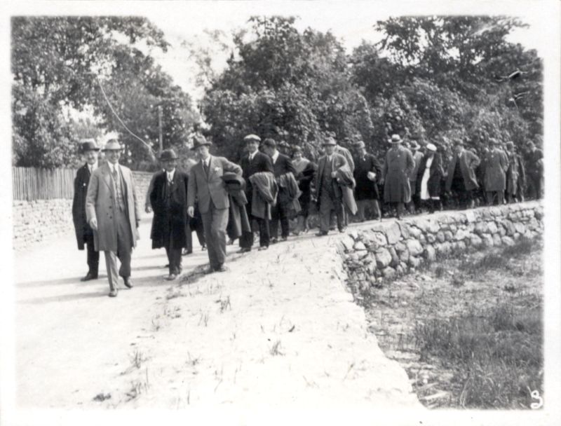 Foto. Linnapea dr. Hans Alver koos rühma inimestega kaldapealsel jalutamas. Linnavalitsuse album.