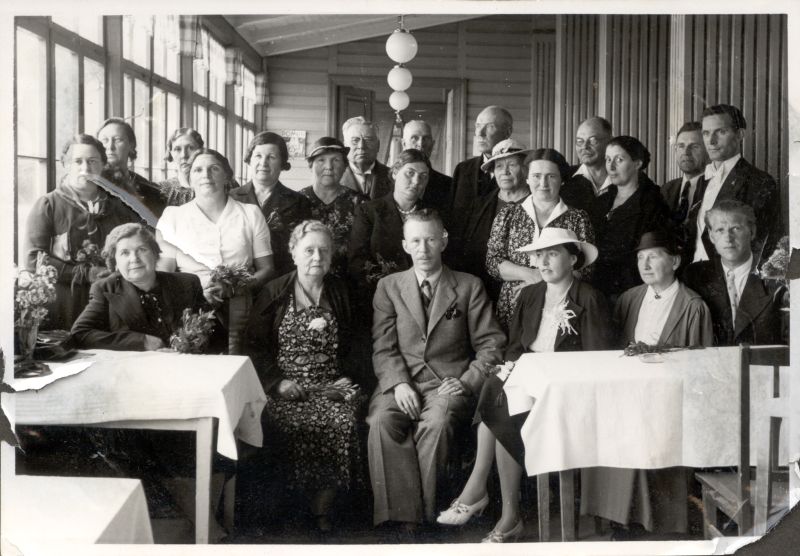 Foto. Dr. Hans Alver patsientidega linna mudaravilas. Linnavalitsuse album.