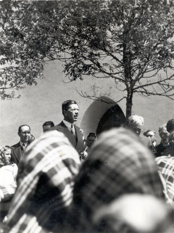 Foto. Rootsi kroonprints Gustav Adolfi külaskäik Vormsile 3. juulil 1932. Kõne vormsilastele kiriku juures. Linnavalitsuse album.