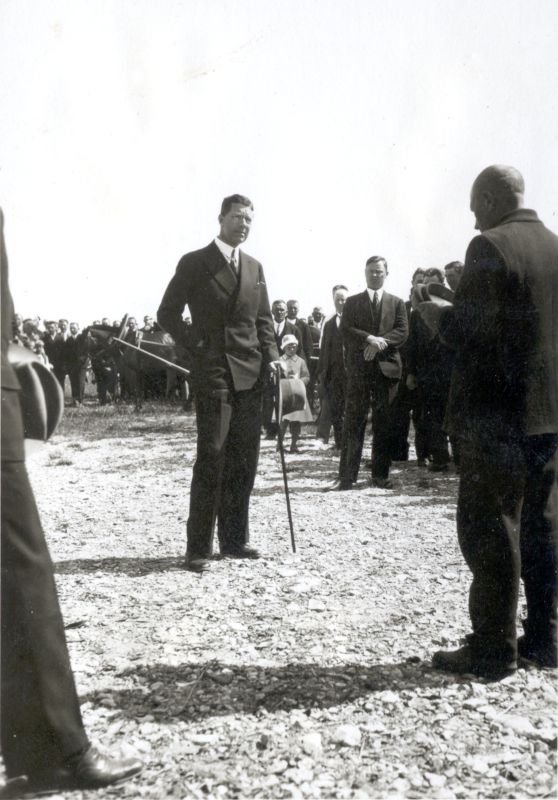 Foto. Rootsi kroonprints Gustav Adolfi külaskäik Läänemaale 3. juulil 1932. Kohtumine rahvaga. Linnavalitsuse album.