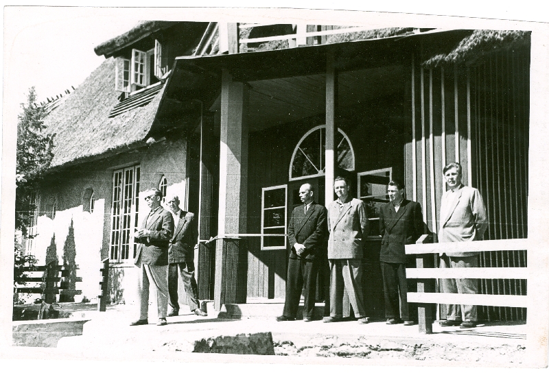 Foto. Ants Laikmaa majamuuseumi avamine Taeblas 5. juunil 1960. Sõna kujur E. Roosil. Foto: R. Kalk.