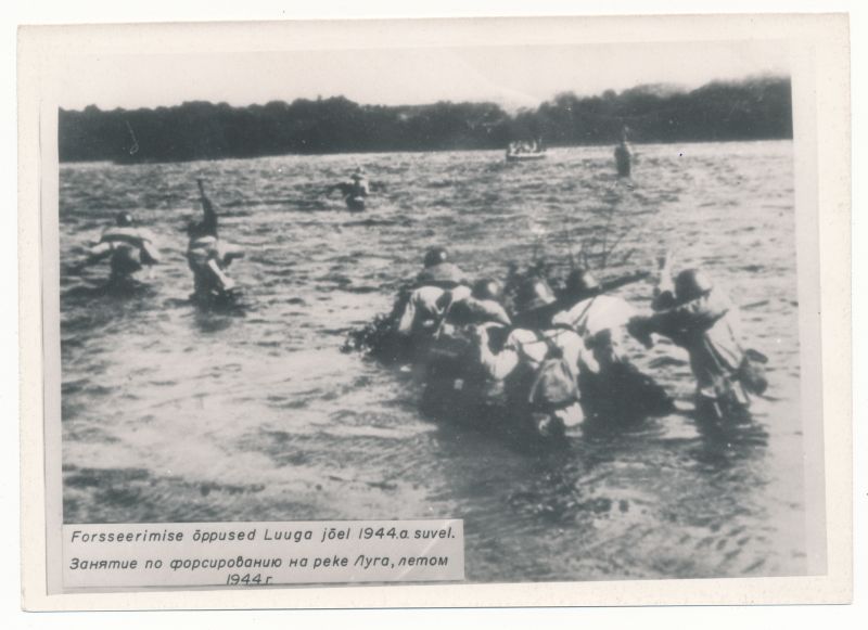 Foto. Eesti Laskurkorpuse forsseerimise õppused Luuga jõel. Suvi 1944.