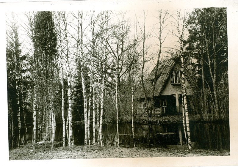 Foto. A. Laikmaa majamuuseumi suvemajake kevadel 1966.a. Pargivaade.