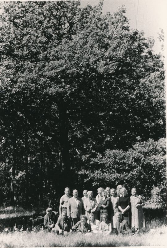 Foto. Ants Laikmaa majamuuseumi pargis. 10.juuli 1966.a.