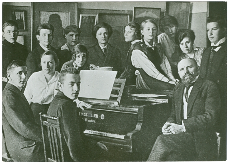 Fotopostkaart. Kunstnik Ants Laikmaa (1866-1942) oma õpilaste keskel.