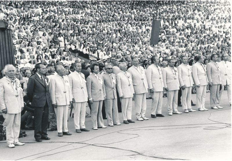 Foto. ENSV Laulu- ja tantsupidu. 1975. Laulupeo koorijuhid.