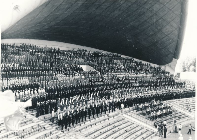 Foto. ENSV Laulu- ja tantsupidu. 1975. Meeskoorid laulukaare all.