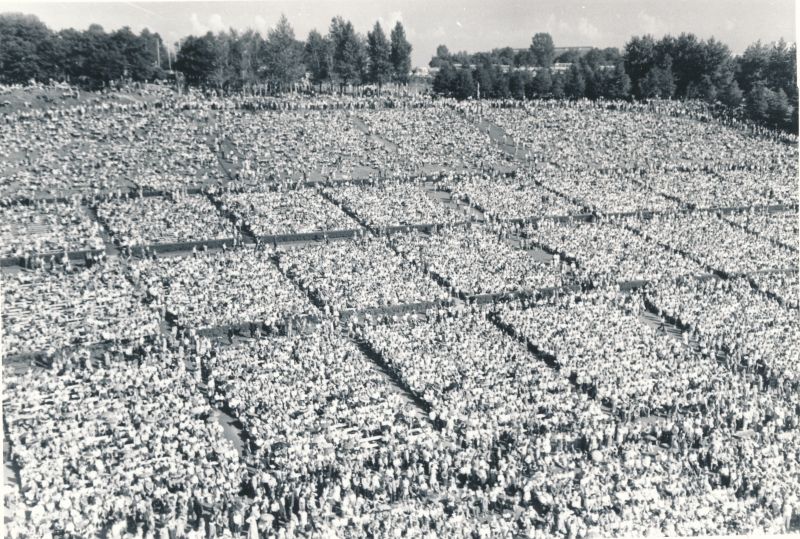 Foto. ENSV Laulu- ja tantsupidu. 1975. Pealtvaatajad lauluväljakul.