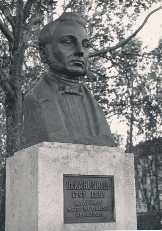 Foto. Dr. C. A. Hunniuse monument Haapsalus, Saaremaa dolomiit, pronks, kõrgus 2,6 m, 1928.
Foto: Lembit Odres, 18.05.1963.