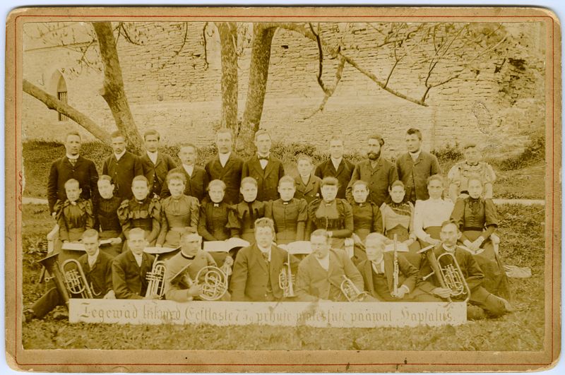 Foto. Kungla seltsi koor Haapsalu lossivaremeis. 1891.