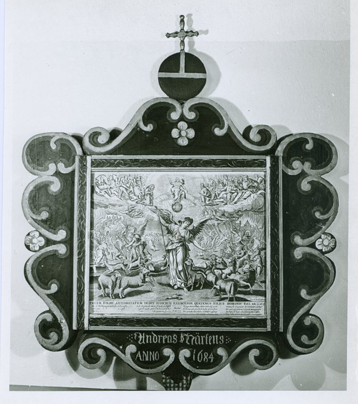 Foto. Piirsalu kirik. IV epitaaf-gravüür "Pater filio...", Frederick de Widt, 17.sajand, vasegravüür, klaasitud, raam polükroomne puuvool, saelõige.