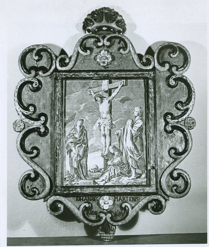 Foto. Piirsalu kirik. VII epitaaf-gravüür "Kristus ristil (Kolgata)", Frederick de Widt, 17.sajand, vasegravüür, klaasitud, raam polükroomne puuvool.
