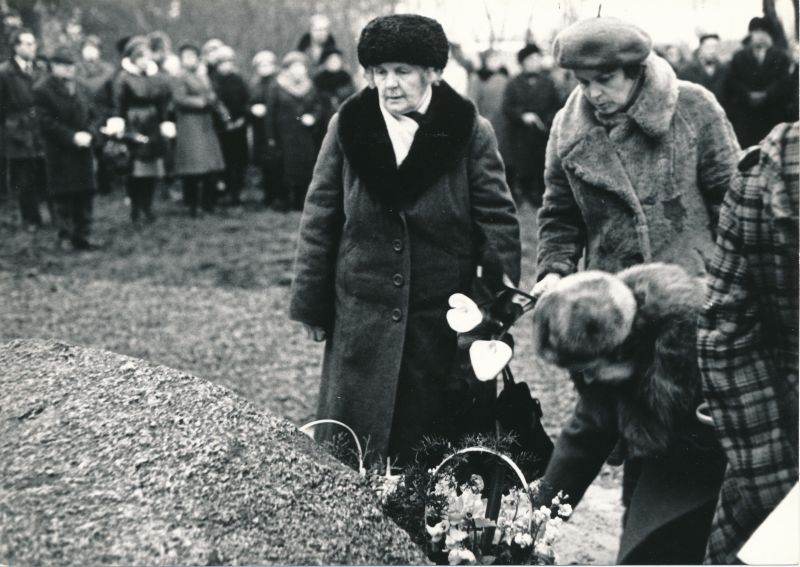Foto. Cyrillius Kreegi mälestuskivi avamine 3.XII 1979 Saanikas C. Kreegi 90. sünniaastapäeval. C. Kreegi lähedased. Foto: A. Tarmula.