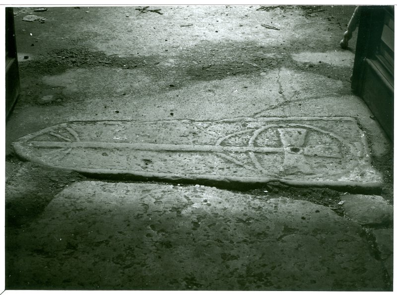 Foto. Hanila kirik. Trapetsikujuline hauakivi, XIII saj., paas, madalreljeef. Foto. Avo Sillasoo.