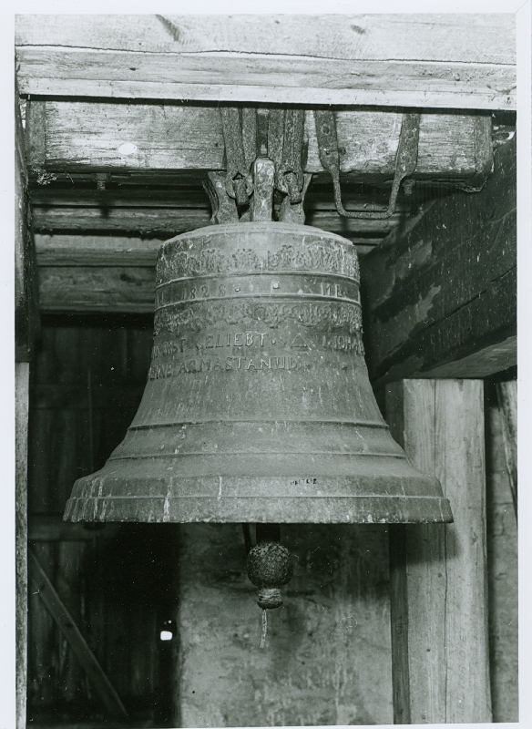 Foto. Kullamaa kirik. Tornikell, 1828.
Valatud, pronks.