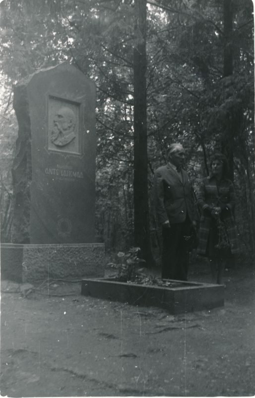 Foto. Priidu Aavik kõneleb A.Laikmaa haual. Foto T.Kempi.