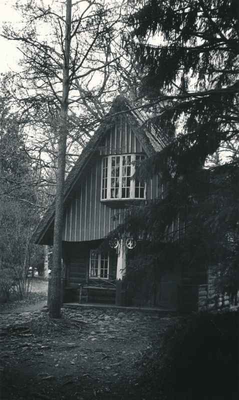 Foto.  Vaade suvemajale Ants Laikmaa  majamuuseumi pargis. Foto K. Allikvee.