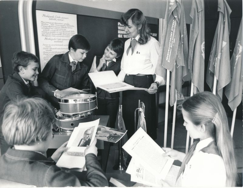 Foto. Saku Keskkooli pioneerid ja vanempioneerijuht Heli Pikani. 1982.