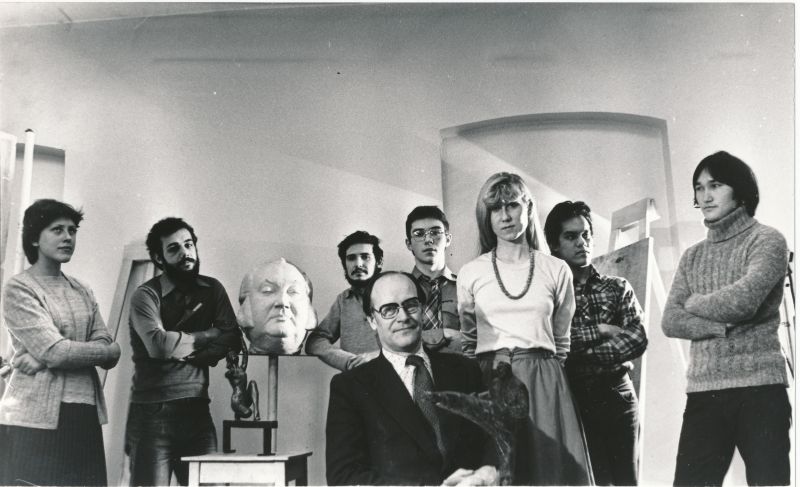 Foto. ENSV Riikliku Kunstiinstituudi rektor professor Jaan Vares üliõpilaste seas, teiste hulgas Anne Kasemaa (ees professori kõrval). 1982.