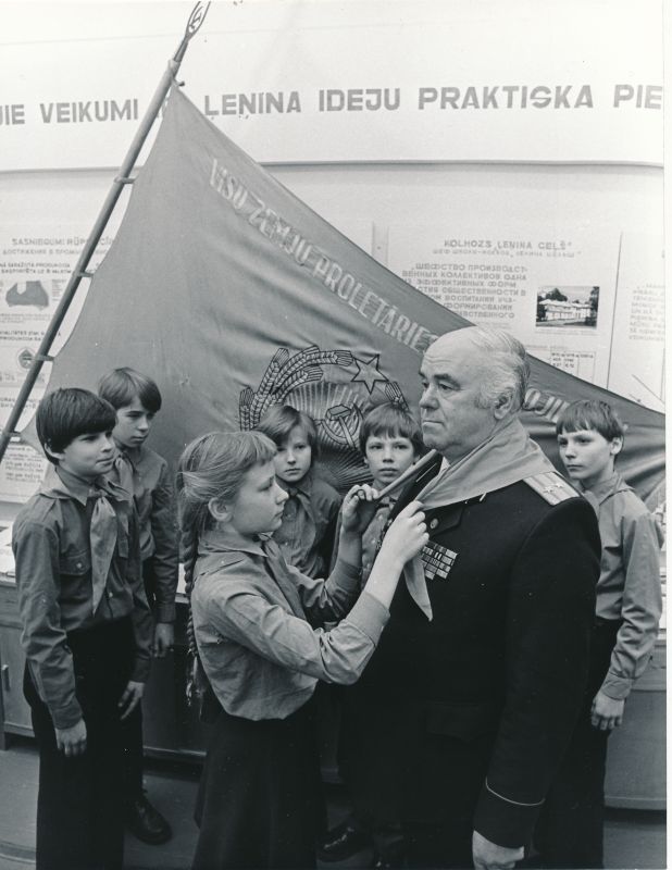Foto. Valga rajooni Sõjaveteranide Nõukogu esimees Leonid Parri kohtub Valka I Keskkooli pioneeridega.