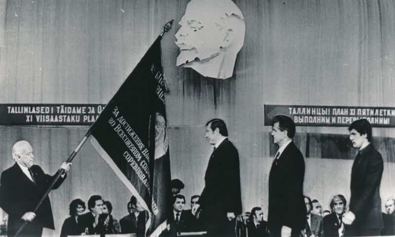 Foto. K. Vaino annab Tallinna linna esindajatele üle rändpunalipu. 1982.
