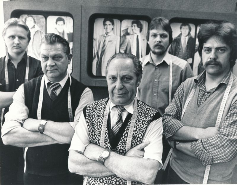 Foto. Tootmiskoondise "Lembitu" meeste moesalongi rätsepad (vasakult) Tõnu Krause, Nikolai Sild, Jakov Miloševski, Tõnis Palmits ja Toivo Piirmets. 1983.