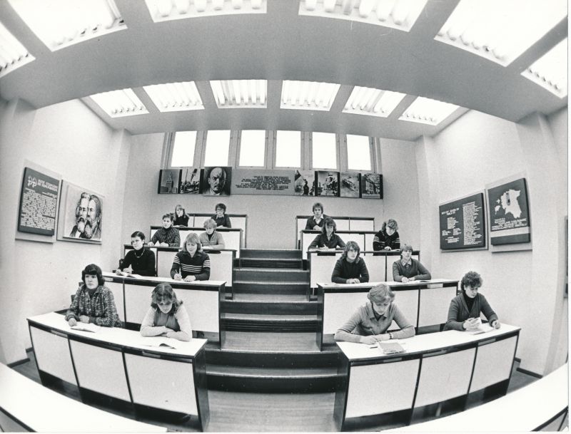 Foto. Jäneda sovhoostehnikumi ühiskonnaõpetuse auditooriumis. 1984.