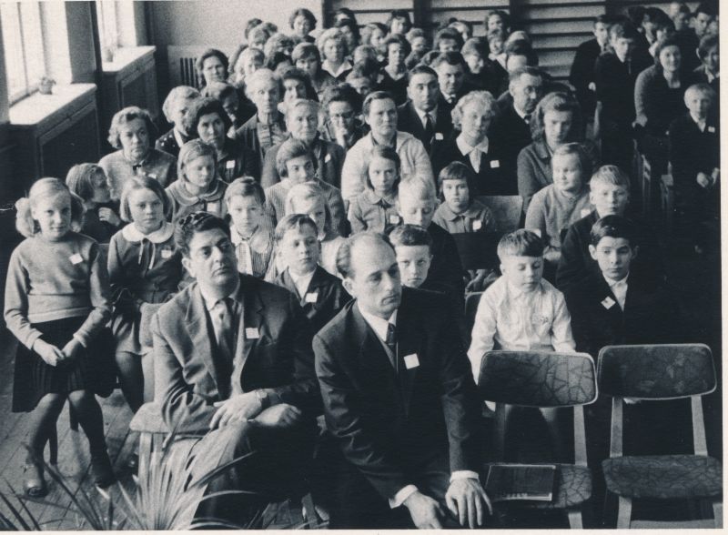 Foto. Ridala kooli 100.a.juubel 06.03.1966.a. Ees istuvad Grigori Joffe ja Lembitu Varblane.
Foto: Ilmarine Möldri.