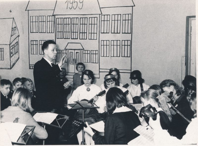 Foto. Ridala kooli 100.a.juubel 06.03.1966.a. Evald Tellas dirigeerimas.
Foto: Ilmarine Möldri.