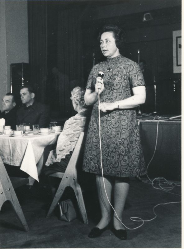 Foto. Kohtumisõhtul kirjanike Herman Sergo ja Albert Uustulnd`iga Haapsalus "Lääne Kaluri" saalis 19.05.1972. Sõna võtmas EKP Haapsalu Rajoonikomitee II sekretär Laine Soosalu.