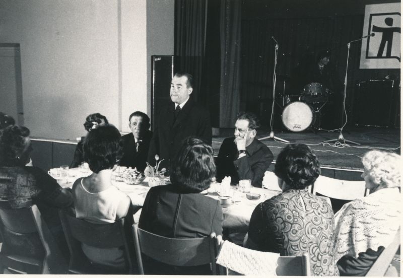 Foto. Herman Sergo (seisab) ja Albert Uustulnd (istub paremal) kohtumisõhtul Haapsalus "Lääne Kaluri" saalis 19.05.1972. 
Foto: Ilmarine Möldri.