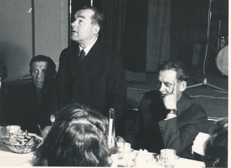 Foto. Herman Sergo (seisab) ja Albert Uustulnd (istub paremal) kohtumisõhtul Haapsalus "Lääne Kaluri" saalis 19.05.1972. 
Foto: Ilmarine Möldri.
