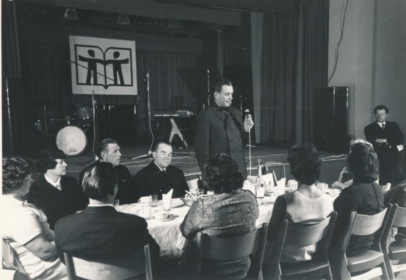 Foto. Herman Sergo (istub vasakul) ja Albert Uustulnd (seisab) kohtumisõhtul Haapsalus "Lääne Kaluri" saalis 19.05.1972. 
Foto: Ilmarine Möldri.