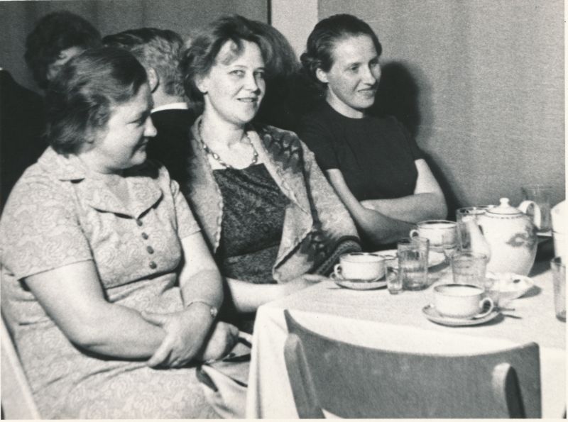 Foto. Kohtumisõhtul kirjanike Herman Sergo ja Albert Uustulnd`iga  Haapsalus "Lääne Kaluri" saalis 19.05.1972. 
Foto: Ilmarine Möldri.