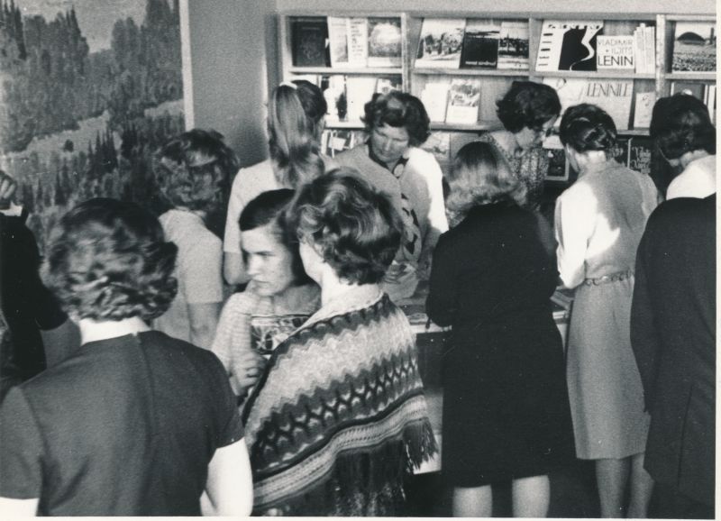 Foto. Kohtumisõhtul kirjanike Herman Sergo ja Albert Uustulnd`iga  Haapsalus "Lääne Kaluri" saalis 19.05.1972. Raamatute näitusmüük.
Foto: Ilmarine Möldri.