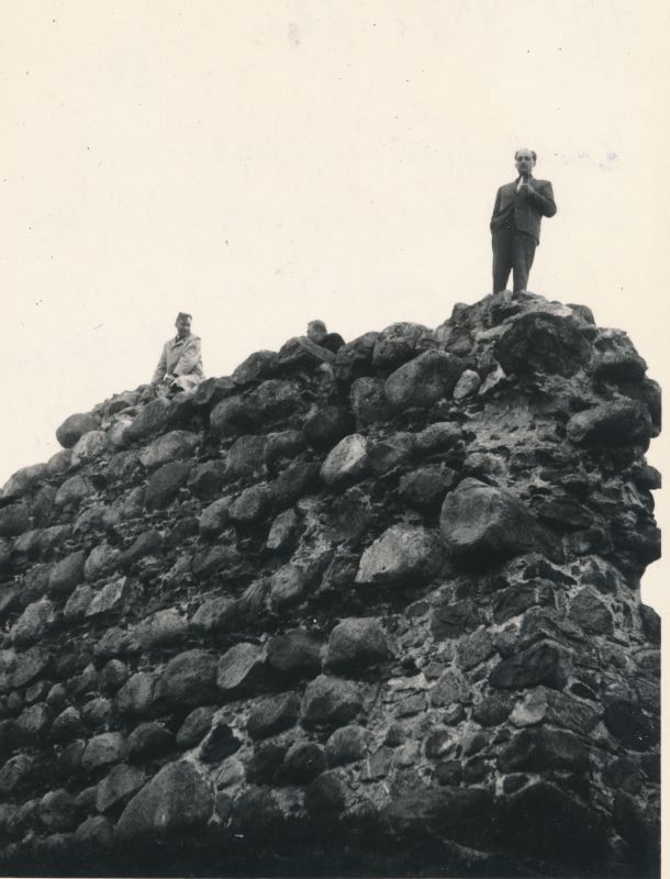 Foto. Haapsalu rajooni koolide direktorid külas Valga rajoonis 22.-24.mai 1966.a. Viljandi lossivaremetes üleval seismas Lembitu Varblane.
Foto: Ilmarine Möldri.
