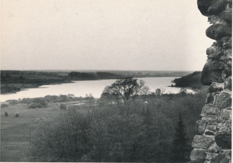 Foto. Haapsalu rajooni koolide direktorid külas Valga rajoonis 22.-24.mai 1966.a. Vaade Viljandi järvele.
Foto: Ilmarine Möldri.