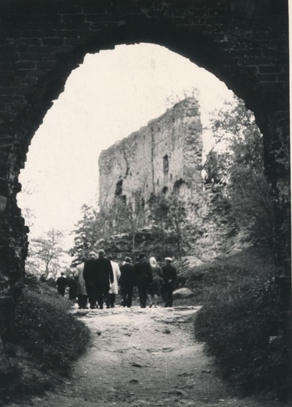 Foto. Haapsalu rajooni koolide direktorid külas Valga rajoonis 22.-24.mai 1966.a. Läbisõidul Viljandi lossivaremetes.
Foto: Ilmarine Möldri.