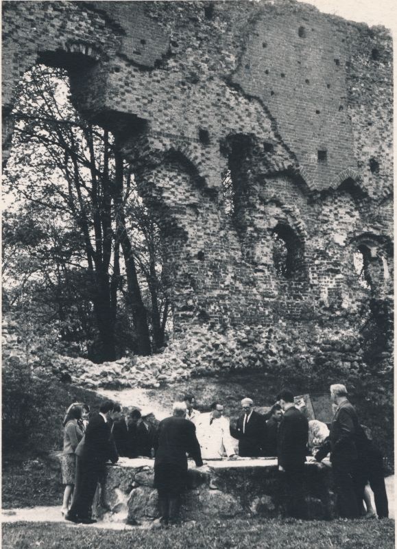 Foto. Haapsalu rajooni koolide direktorid külas Valga rajoonis 22.-24.mai 1966.a. Läbisõidul Viljandi lossivaremetes.
Foto: Ilmarine Möldri.