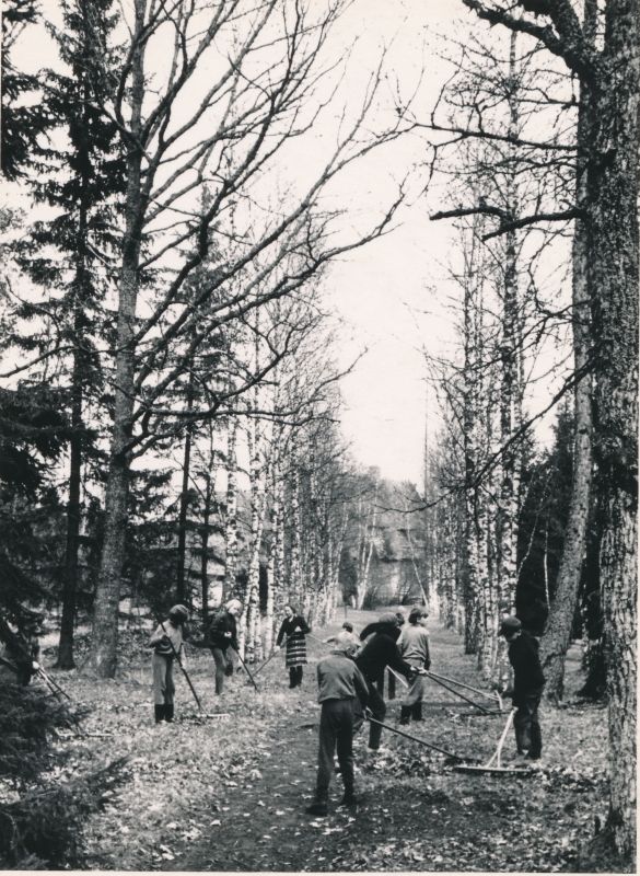 Foto. Palivere Eriinternaatkooli lapsed A.Laikmaa parki koristamas 1970.aastate alguses. Foto: Ilmarine Möldri.