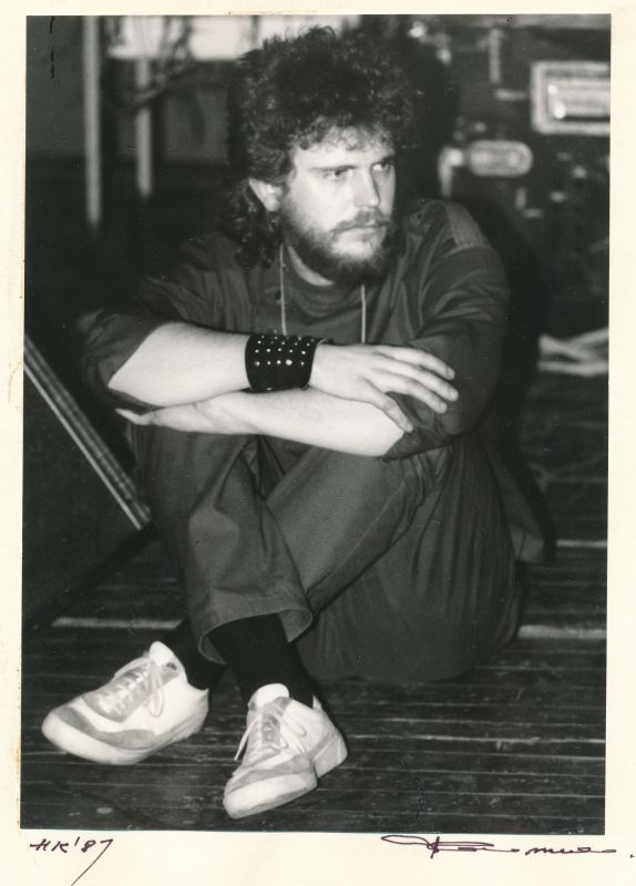 Foto. Haapsalu kevad 1987.a. Fotol ansambli "Okaspendel" laulja.
Foto: Arvo Tarmula.