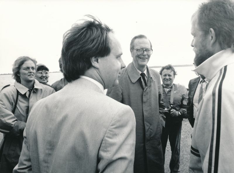 Foto. Rootsi Kuningriigi peakonsuli Leningradis hr. Bengt Akerreni Vormsil 21.juunil 1988.a.
Fotol vasakult esimene härra peakonsuli tütar Sara, kolmas härra peakonsul, neljas Viljar Viljamäe.
Foto: Arvo Tarmula.