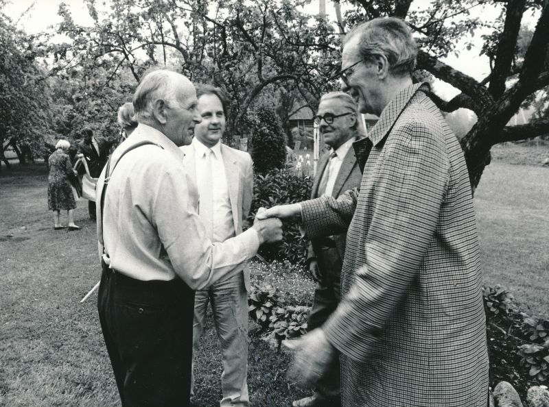 Foto. Rootsi Kuningriigi peakonsuli Leningradis hr. Bengt Akerreni Vormsil 21.juunil 1988.a.
Fotol paremalt:  härra peakonsul, arhitekt Ervin-Johan Sedman ja eestirootslane Oskar Berggren viimase kodus.
Foto: Arvo Tarmula.