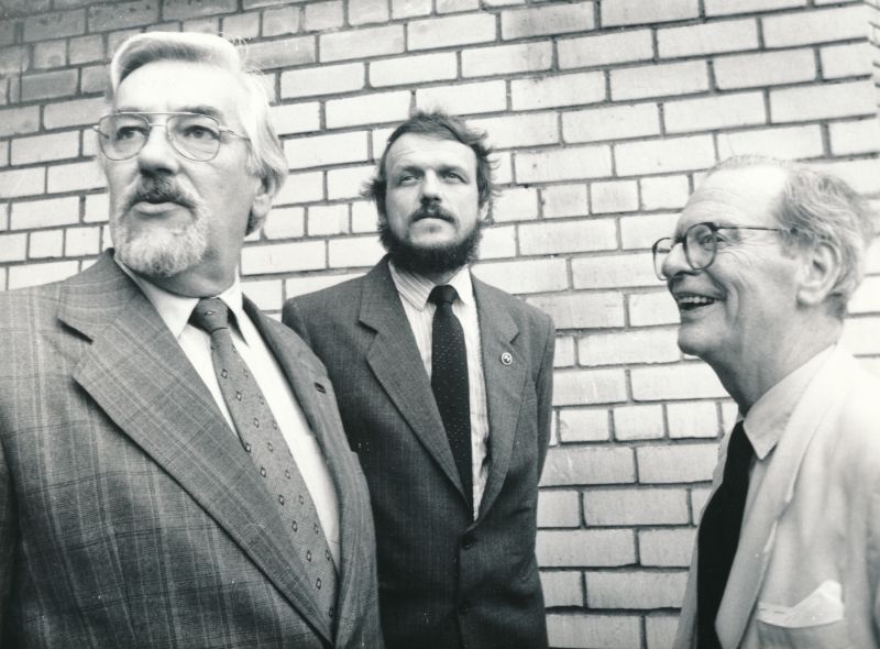 Foto. Rootsi Kuningriigi peakonsuli Leningradis hr. Bengt Akerreni Vormsil 21.juunil 1988.a.
Fotol vasakult  Eestirootslaste Kultuuriseltsi aseesimees Maido Limbak, esimees Ain Sarv ja härra peakonsul.
Foto: Arvo Tarmula.